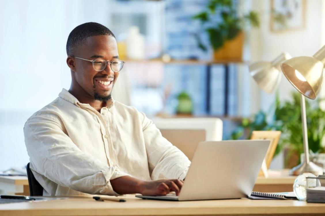 Team bei der Arbeit an innovativen Bildungslösungen